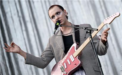 Der Musiker Drangsal (Max Gruber) trat 2022 auf dem Gelände des Lollapalooza-Festivals am Berliner Olympiastadion auf
