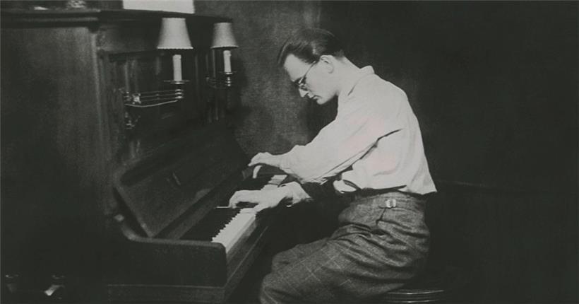 Der Musiker Pierre Nimax beim Klavierspielen
