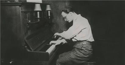 Der Musiker Pierre Nimax beim Klavierspielen
