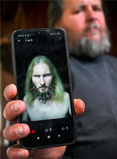 Der Musiker Walentin Sochorew zeigt ein Foto des in russischer Haft umgekommenen Aktivisten Anatoli Beresikow
