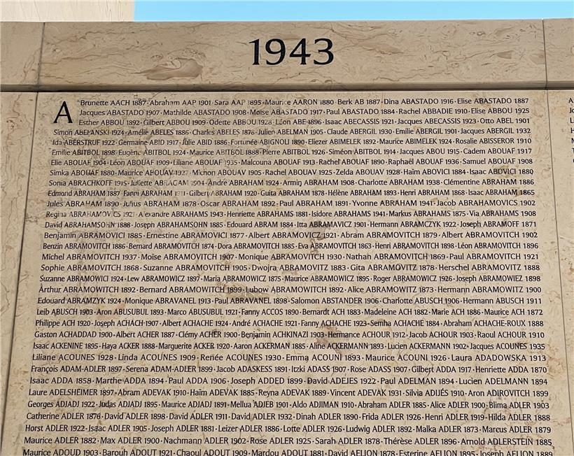 Der Name des wirklichen Shoah-Opfers Maurice Abramowicz steht auf der Mauer der Shoah-Opfer von 1943 in Paris (18. Zeile v. oben)
