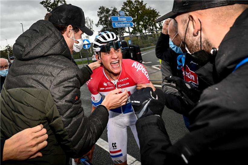 Der Niederländer Mathieu Van der Poel (M.) von Team Alpecin-Fenix feierte gestern seinen Sieg bei der „Ronde van Vlanderen“
