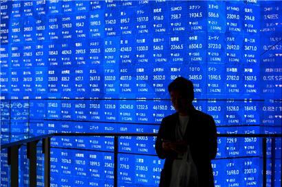 Der Nikkei-Index stürzte an der Leitbörse in Tokio zwischenzeitlich um mehr als acht Prozent ab
