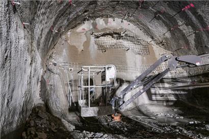 Der Nordeingang des Tunnels: Die Einsturzstelle ist auf einer Länge von vier Metern mit einer provisorischen Stützwand stabilisiert
