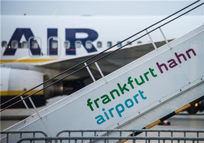 Der Nürburgring hat den insolventen Hunsrück-Flughafen Hahn gekauft
