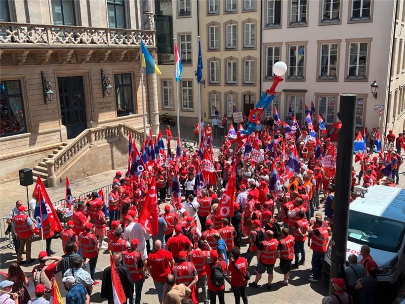 Der OGBL hat Mittwoch vor der Chamber gegen das Tripartite-Gesetz demonstriert
