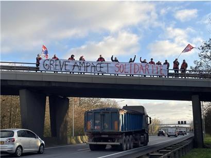 Der OGBL hisste am Dienstag ein Solidaritätsbanner über der Autobahn in Richtung Frankreich
