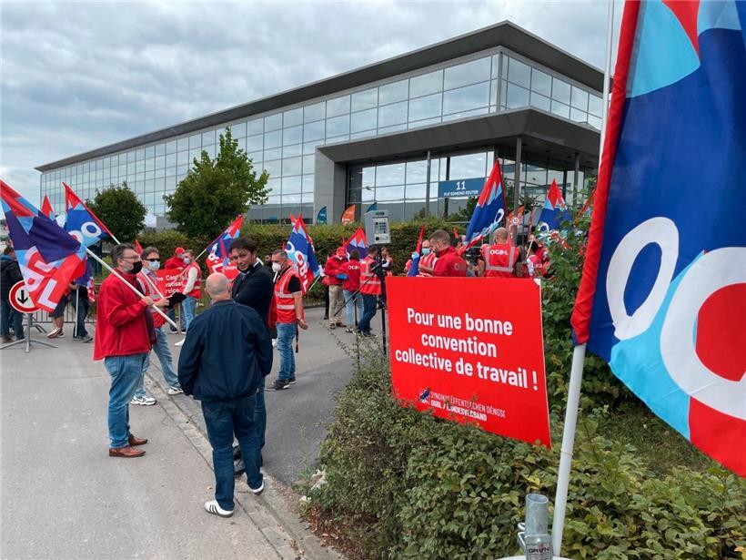Der OGBL protestierte vor den Türen des interkommunalen Syndikats 
