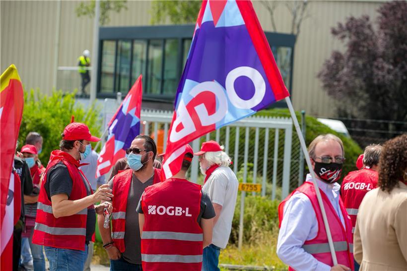Der OGBL und andere Akteure protestierten am 15. Juli vor der Luxguard-Fabrik in Bascharage
