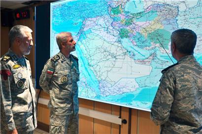 Der Oberkommandierende der iranischen Streitkräfte, Amir Hatami (M.) macht sich im Kommandoraum der iranischen Armee ein Bild der Lage 

