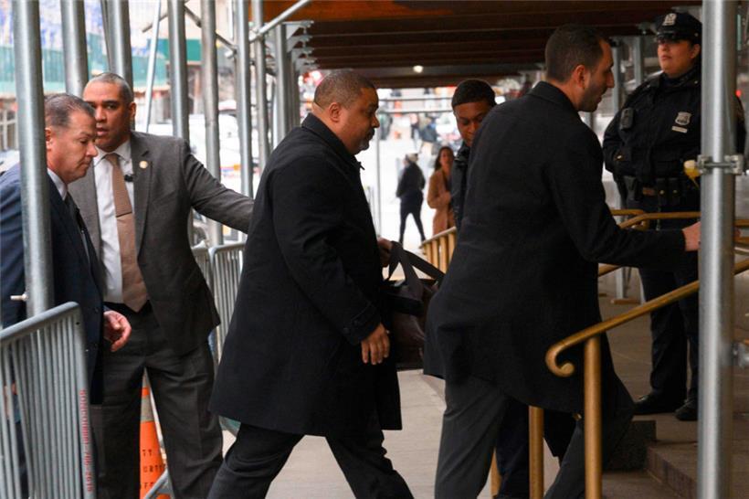 Der Oberstaatsanwalt von Manhattan Alvin Bragg (M.) kommt mit Personenschutz beim Gebäude der Staatsanwaltschaft an
