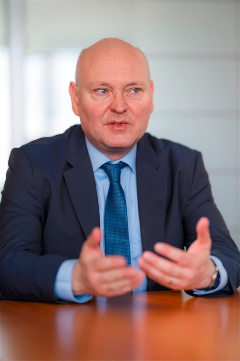 Der Ökonom Achim Truger erklärt, wie die Wirtschaft in Deutschland wieder in Fahrt kommen kann
