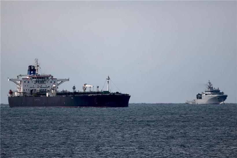 Öltanker „Deyna“ unter Überwachung der französischen Marine, Verdacht auf Zugehörigkeit zur russischen Schattenflotte