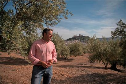 Der Olivenbauer Cristobal Cano steht in seinem Olivenhain in Alcala la Real in der spanischen Provinz Jaén: Es kündigt sich eine Katastrophe an
