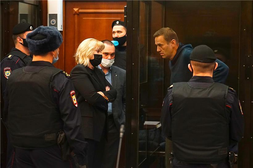 Der Oppositionsaktivist Alexej Nawalny (r.) und seine Anwälte Olga Michailowa und Wadim Kobsew (M.) gestern im Moskauer Stadtgericht
