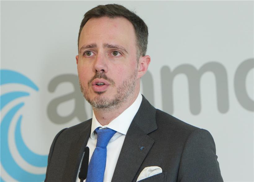 Orthopäde Philippe Wilmes vor Gericht gegen Suspendierung kämpfend, Porträt in Praxisumgebung