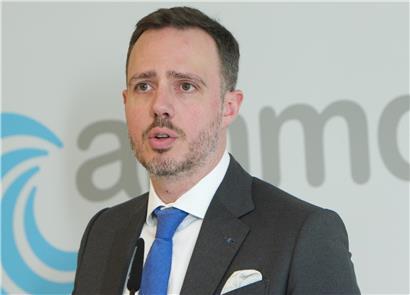 Orthopäde Philippe Wilmes vor Gericht gegen Suspendierung kämpfend, Porträt in Praxisumgebung