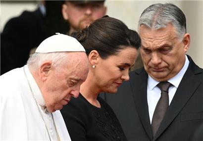 Der Papst, Ungarns Präsidentin Novak und Premier Viktor Orban
