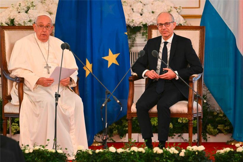 Der Papst (auf dem Foto links im Bild) und der Premier 
