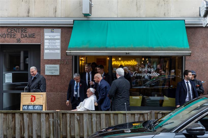 Der Papst vor dem „Gruppetto“ in der rue Notre-Dame
