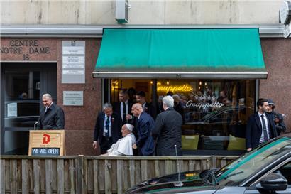 Der Papst vor dem „Gruppetto“ in der rue Notre-Dame
