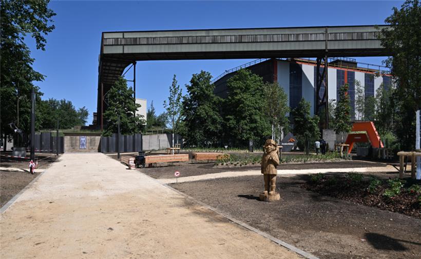 Der „Parc de la grève 1942“ grenzt direkt an das ArcelorMittal-Werk
