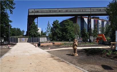Der „Parc de la grève 1942“ grenzt direkt an das ArcelorMittal-Werk
