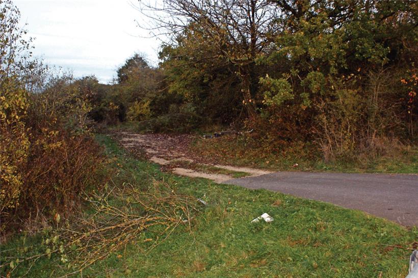 Der Parkplatz liegt am Rande einer engen Kurve der Landstraße 136