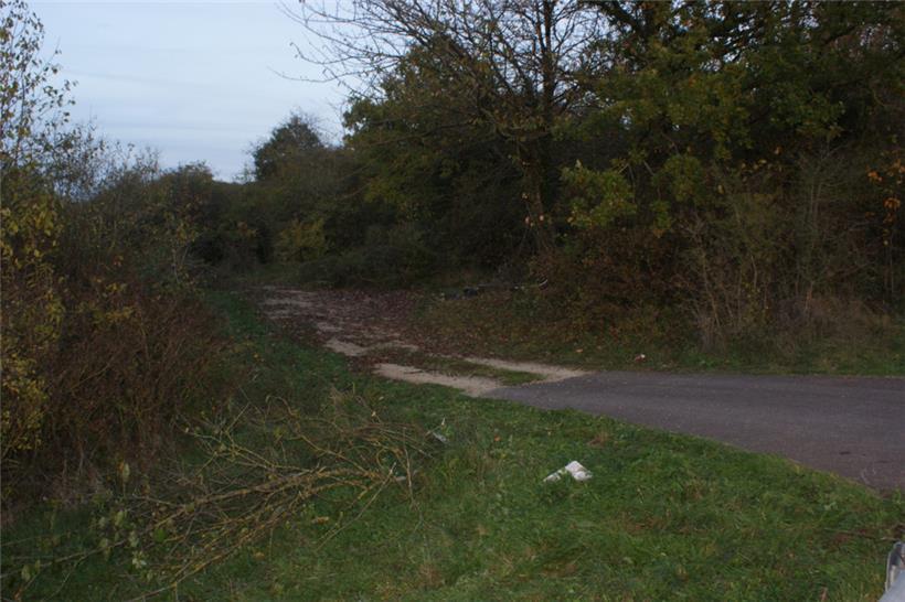 Der Parkplatz liegt in am Rande einer engen Kurve der Landstraße 136
