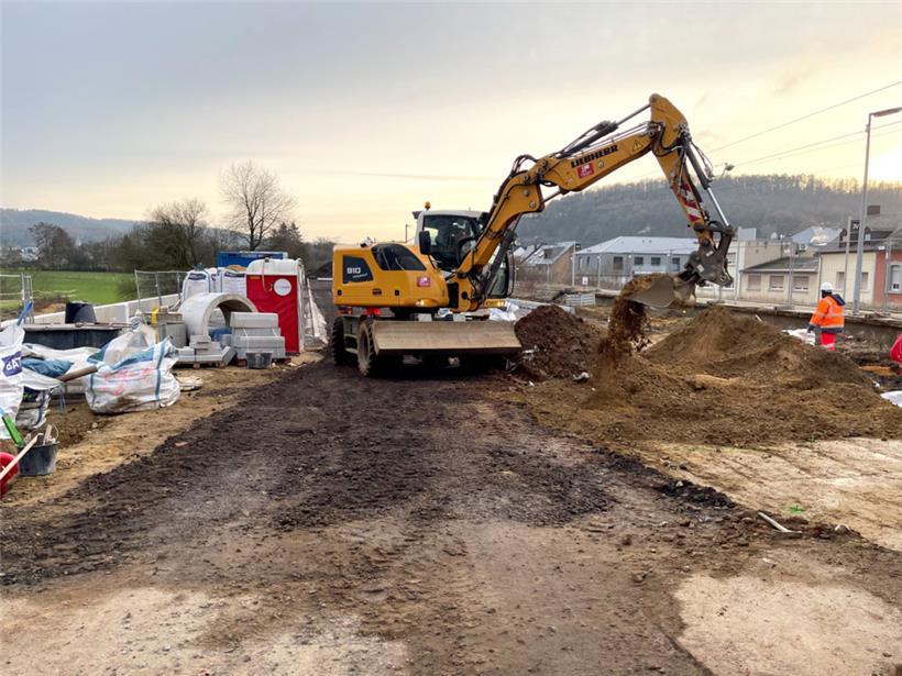 Der Parkplatz samt Wasserrückhaltebecken und Unterführung unter den Gleisen am Bahnhof Kayl wird bald fertiggestellt sein
