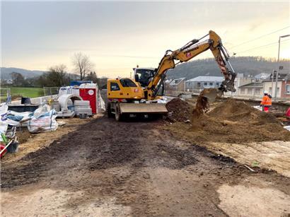 Der Parkplatz samt Wasserrückhaltebecken und Unterführung unter den Gleisen am Bahnhof Kayl wird bald fertiggestellt sein

