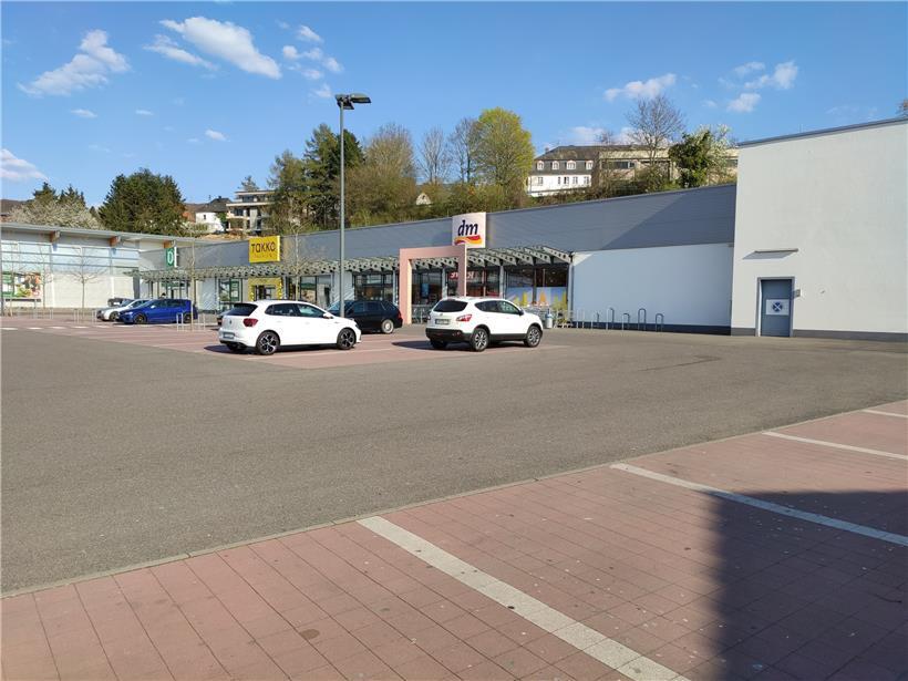 Der Parkplatz vor der Drogeriemarktkette ist ungewöhnlich leer
