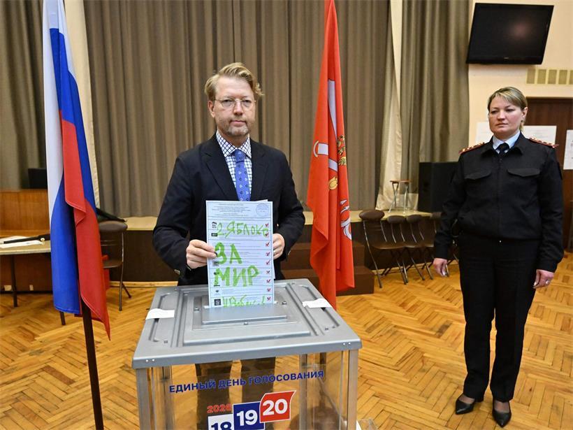 Der Parteivorsitzende von Jabloko, Nikolay Rybakow, wurde als Kandidat von den Wahlen ausgeschlossen, wählen aber durfte er und schrieb „Für Frieden“ auf den Wahlzettel