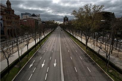 Der Paseo de la Castellana, eine der Hauptstraßen in der Innenstadt von Madrid: Zur Bekämpfung der sich rasch ausbreitenden Coronavirus-Epidemie hat die spanische Regierung am Samstagabend eine zweiwöchige Ausgangssperre ausgerufen
