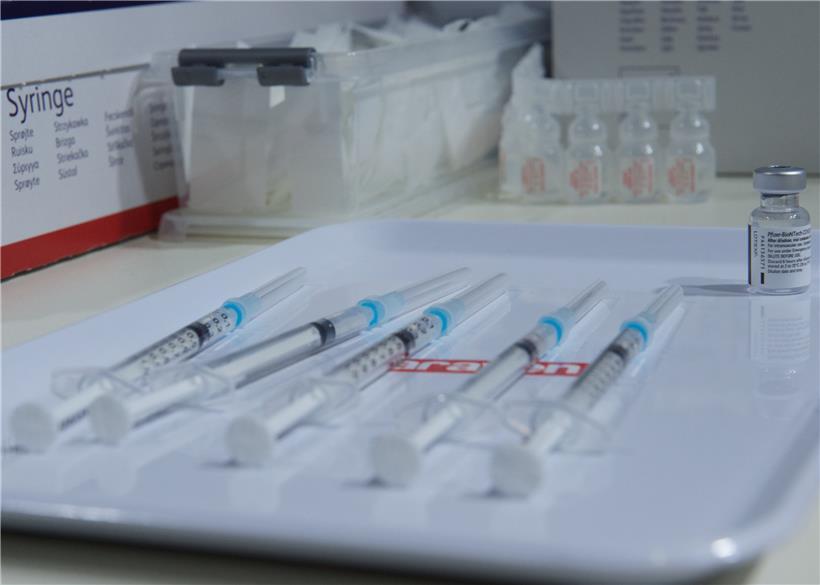 Der Patient hat nicht die Wahl: Zuletzt stand angesichts der Engpässe in den vielen Impfzentren nur ein Impfmittel zur Verfügung
