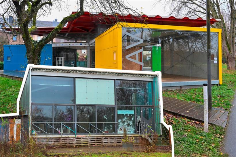 Der Pavillon 5 (oben) wird künftig von den „Lëtzebuerger Guiden a Scouten“ genutzt werden – der dritte Pavillon (das ehemalige Restaurant „Focus“) befindet sich hingegen in einem desolaten Zustand
