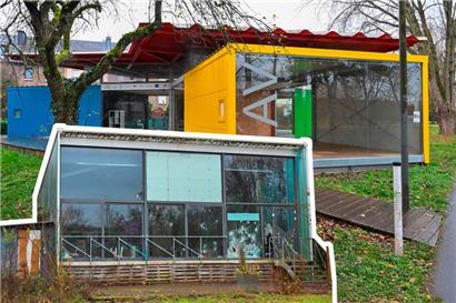 Der Pavillon 5 (oben) wird künftig von den „Lëtzebuerger Guiden a Scouten“ genutzt werden – der dritte Pavillon (das ehemalige Restaurant „Focus“) befindet sich hingegen in einem desolaten Zustand
