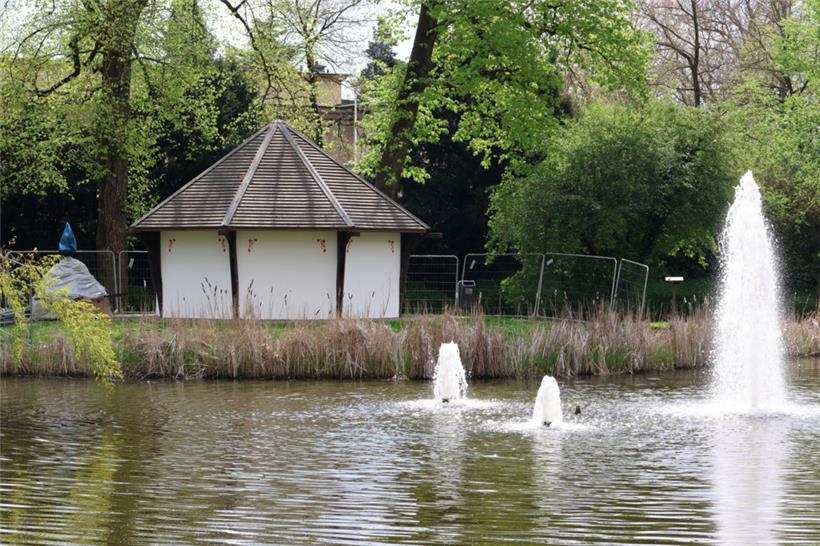 Der Pavillon, der seit rund 30 Jahren im Stadtpark steht, wird Teil einer Inszen...