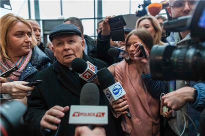 Der PiS-Chef Jaroslaw Kaczynski (M.) will seine Propaganda-Instrumente in der Hand behalten
