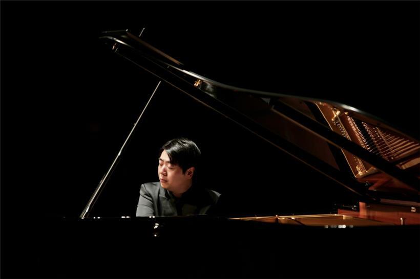 Der Pianist Lang Lang ist in sein Spiel vertieft
