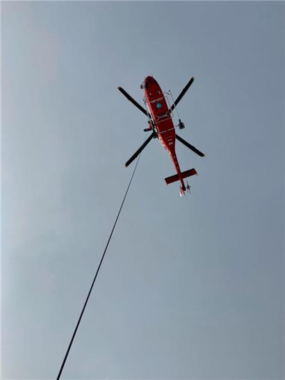 Der Pilot setzte den Rettungsspezialisten aus seinem Team zunächst an einer 90 Meter langen Winde am Matterhorn ab, um kurz darauf die Bergsteiger aus Luxemburg retten zu können

