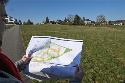 Der Plan für das Wohnungsbauprojekt: Vorne in Gelb eingezeichnet ist der Feldweg, der den Zugang zum Gelände garantiert 
