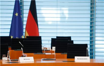 Der Platz von Bundeskanzlerin Merkel ist in der Kabinettssitzung im Kanzleramt leer. Merkel hatte sich am 22. März in häusliche Quarantäne begeben, nachdem bei einem Mediziner, der sie vorbeugend geimpft hatte, das Coronavirus festgestellt worden war. Auch beim dritten Test der Kanzlerin war am Montag keine Infektion festgestellt worden.
