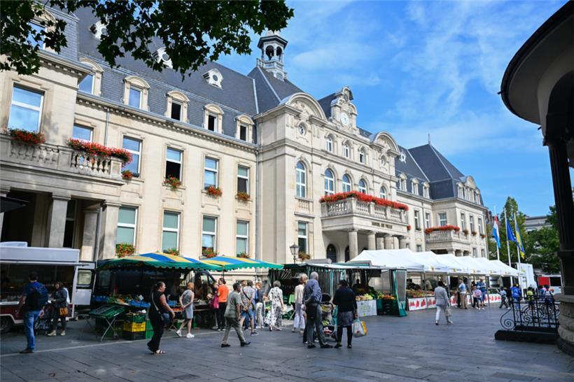 Der Platz war vergangene Woche wegen der Sommerferien nicht ganz so gut besucht, trotzdem schlenderten viele Menschen von Stand zu Stand
