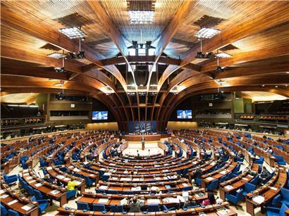 Plenarsaal der Parlamentarischen Versammlung des Europarats mit Sitzreihen und Rednerpult in Straßburg