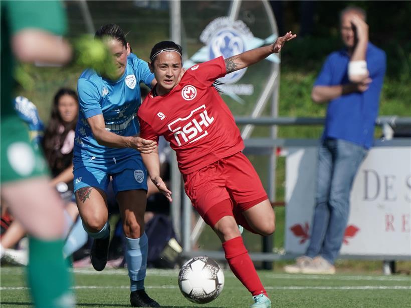 Frau mit Fußballtrikot von Differdingen hofft auf Pokalsieg nach verwehrtem Triumph mit Mamer