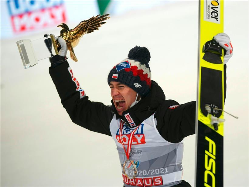 Der Pole Kamil Stoch freut sich bereits zum dritten Mal über den „Goldenen Adler“, die markante Trophäe für den Gesamtsieger
