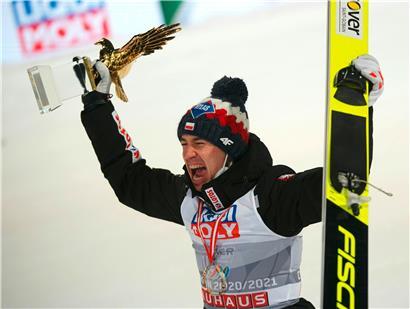 Der Pole Kamil Stoch freut sich bereits zum dritten Mal über den „Goldenen Adler“, die markante Trophäe für den Gesamtsieger
