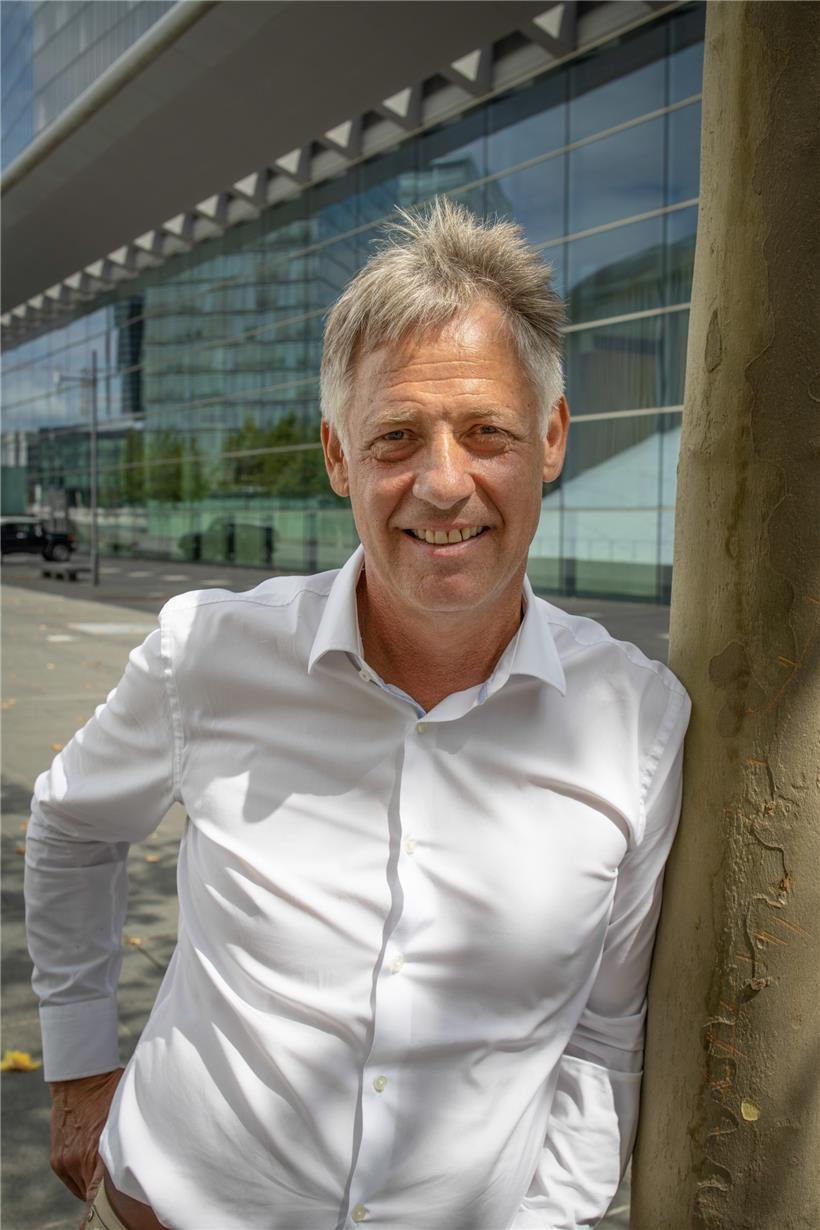 Der Politiker von „déi gréng“ vor seinem Arbeitsplatz auf Kirchberg