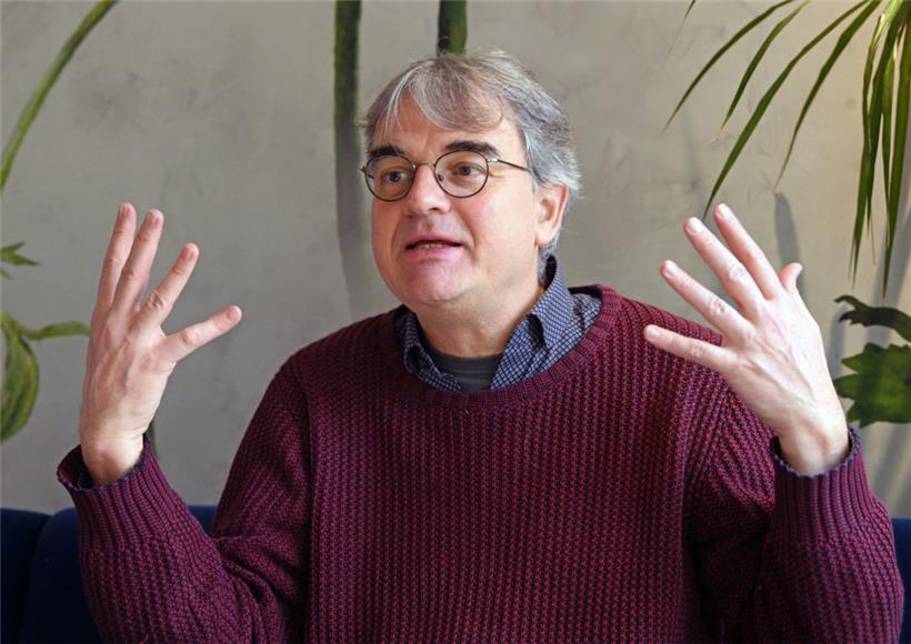 Der Politikwissenschaftler Ulrich Brand beschäftigt sich mit dem Zusammenhang von Wirtschaft und ökologischen Grenzen. Er lehrt internationale Politik an der Universität Wien. 
